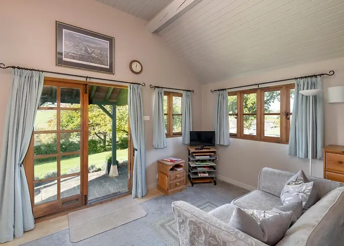 Beautiful Cottage With Stunning Views In Box